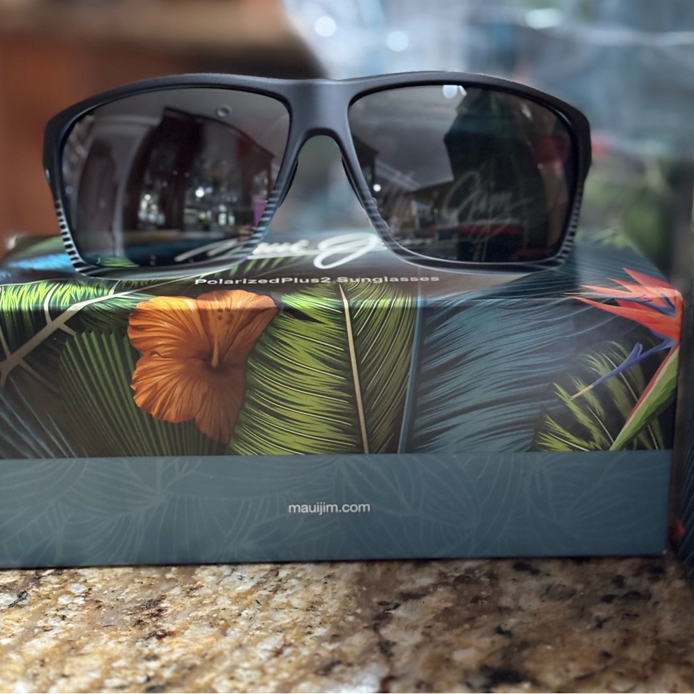 Maui Jim Alenuihaha Gray/Black striped Sunglasses New in Box MSRP-259